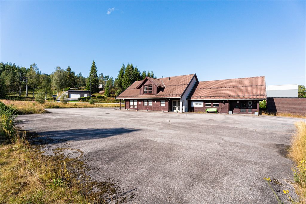 Eiendommen disponerer et attraktivt areal foran bygget som i dag benyttes til parkering, med fleksible bruksmuligheter for fremtidig eier.